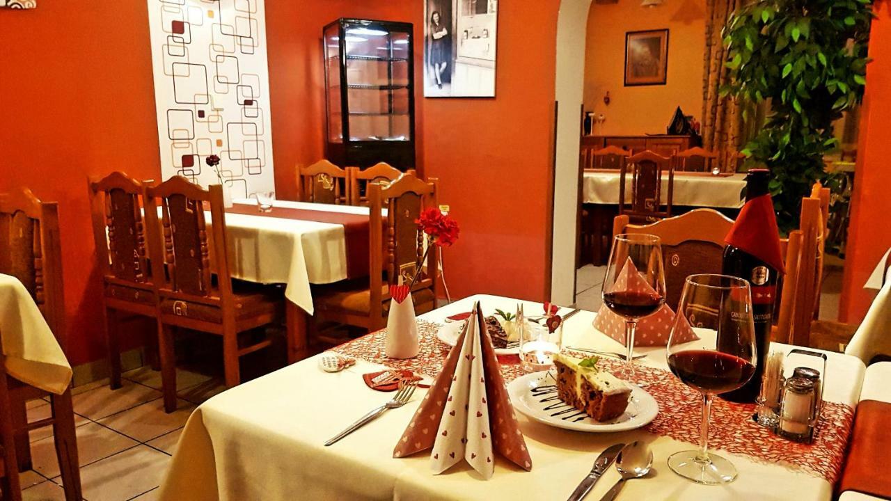 Pizzeria Alzbetka Hotel Strecno Exterior photo